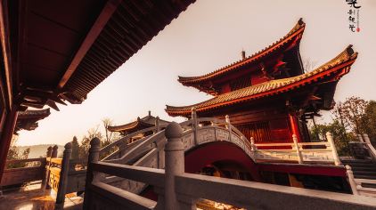 阆中鳌山圣境仙道文化旅游景区位于有着“天地琅寰——风水之都”之称的阆中古城嘉陵江南岸的鳌山（亦称黄华山）上。阆中魁星大庙景区位于中国四大古城之一—阆中江南镇鳌山。
鳌山与旁侧黄花山同山异峁，由于护卫阆中文运的风水缘故，山上建有奎星楼，特称鳌山。景区东邻黄花山阆中红军纪念馆，西邻锦屏山及南津关古镇，北面嘉陵江和阆中古城，南面阆中新城一部。